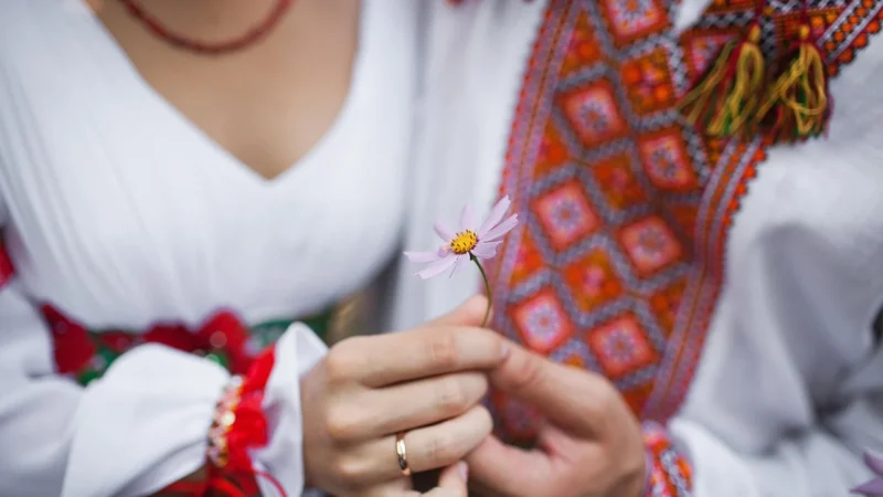 Unikalne gadżety reklamowe: Bluzy z haftem dla par jako nowy trend